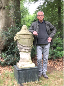Rob de Bree bij het monument ter nagedachtenis van Elisabeth Maria Post op Landgoed Tongeren